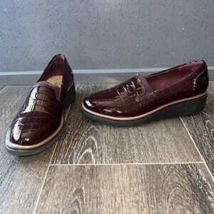 Clarks Plum Red Womens S Crocodile Pattern Slip-on Loafers Sz 7M Shiny Shoes